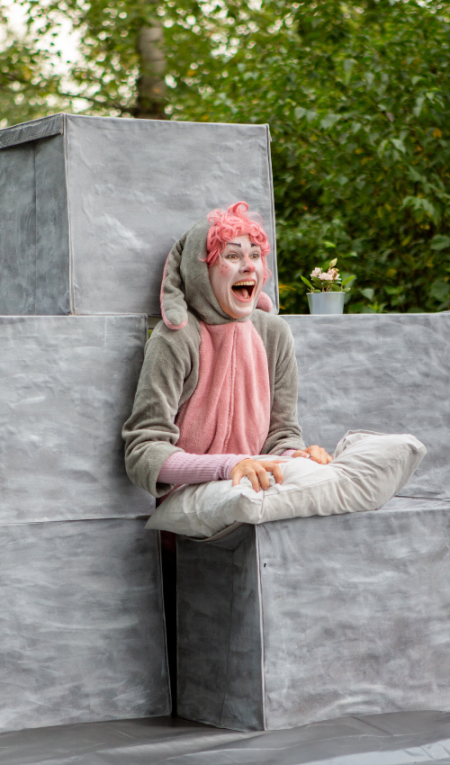 Małe stworzonko i wielkie pytania | Teatr Sztuka Ciała